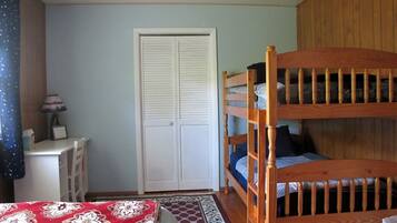 2 bedrooms, desk, iron/ironing board, WiFi