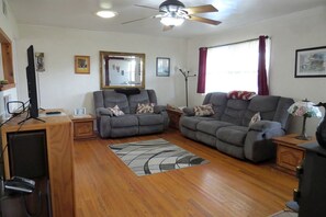 Télévision, lecteur de DVD, vidéothèque