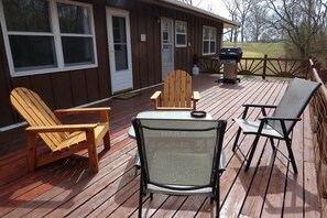 Outdoor dining - Rustic Cabin Rental near Meramec State Park, Missouri (Sullivan)