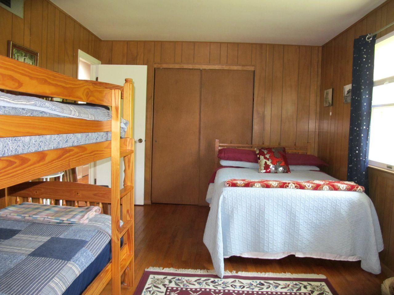 2 bedrooms, desk, iron/ironing board, WiFi