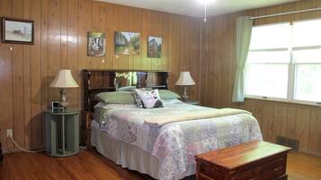 2 bedrooms, desk, iron/ironing board, WiFi