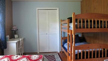 2 bedrooms, desk, iron/ironing board, WiFi