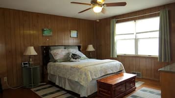 2 bedrooms, desk, iron/ironing board, WiFi