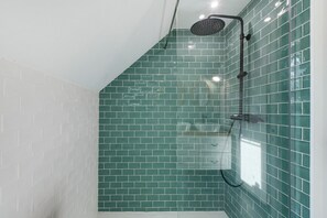 Douche, sèche-cheveux, serviettes fournies