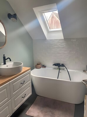 Shower, hair dryer, towels - Charming Townhouse in St Renan (Saint-Renan)