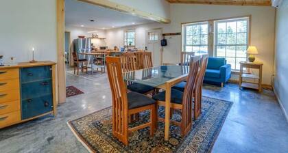 Charming 2-bedroom Wooded Cottage Retreat in the Finger Lakes