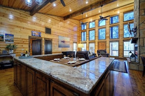 Interior - Hoot's Hideaway w/ Hot Tub (Broken Bow)