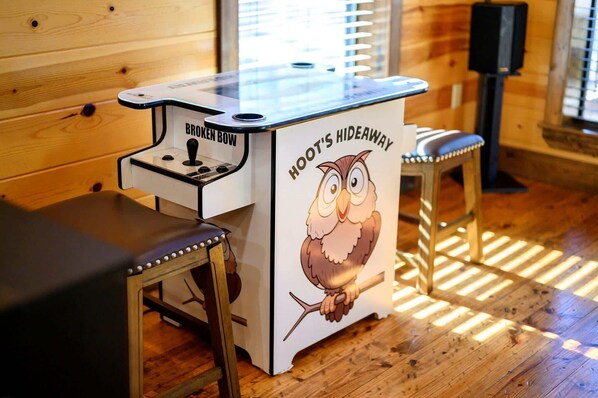 Un interior de madera con una mesa que presenta un búho de caricatura y el texto