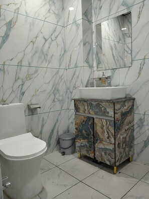 Combined shower/bathtub, soap - Hotel The Royal Knot (Kanpur)