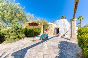 Outdoor dining - Apartment 'Baccole - Trullo Depandance' with Shared Terrace, Private Garden and Air Conditioning (Gagliano del Capo)