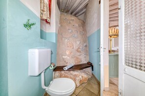 Douche, sèche-cheveux, serviettes fournies