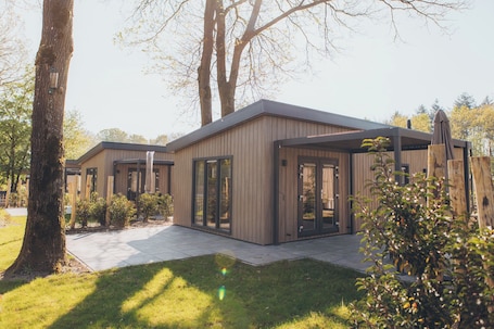 外観. Enjoy a luxury holiday home for 2 in the Veluwe, featuring modern amenities, air conditioning, and a stylish pergola.
