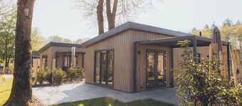Enjoy a luxury holiday home for 2 in the Veluwe, featuring modern amenities, air conditioning, and a stylish pergola.