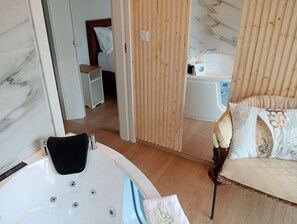 Chuveiro, secador de cabelo, toalhas de banho 