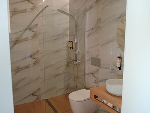 Shower, hair dryer, towels - Villa Fernandes Recantotransmontano: Mountain View, Wi-Fi & Air Conditioning (Macedo de Cavaleiros)