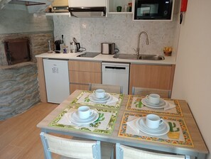 Réfrigérateur, micro-ondes, plaque de cuisson, lave-vaisselle
