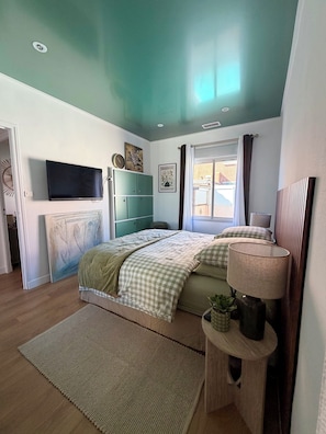 3 habitaciones, tabla de planchar con plancha y ropa de cama 