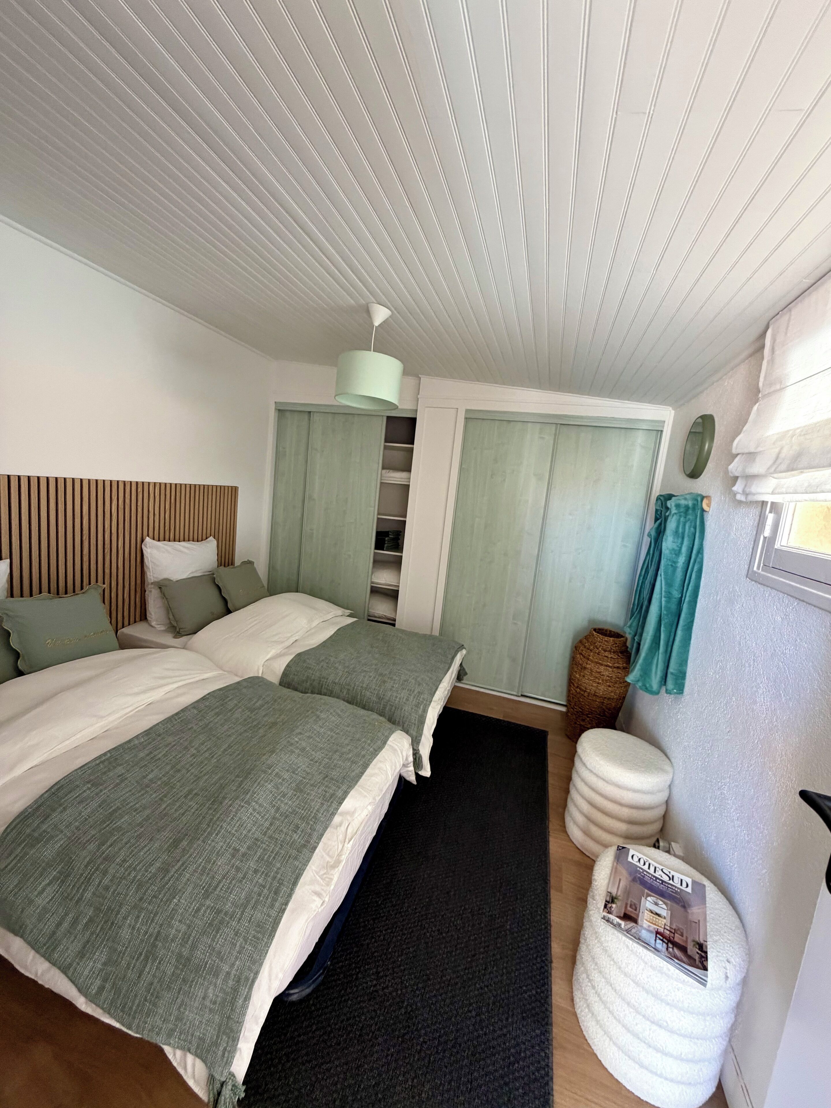 3 habitaciones, tabla de planchar con plancha y ropa de cama 