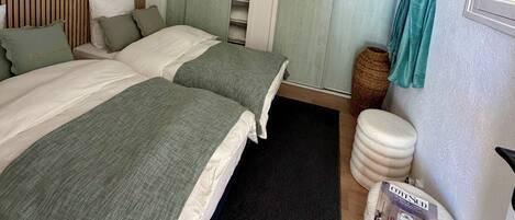 3 habitaciones, tabla de planchar con plancha y ropa de cama