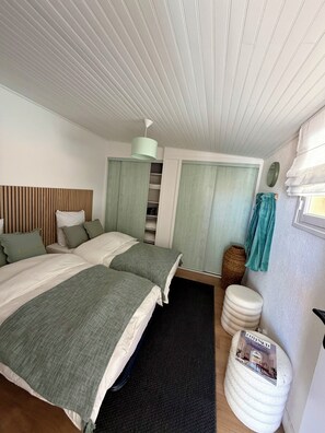 3 bedrooms, iron/ironing board, bed sheets