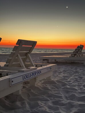 Beach nearby - Charming 2nd Floor Studio at Carillon Beach inn with Lakeview, Pool & Hot Tub Access, plus Seasonal Beach Chair Set Up! (Panama City Beach)
