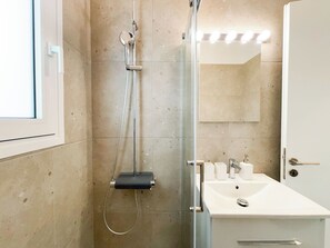 Shower, hair dryer, towels, soap - Sunlit Retreat near Voula Center (Voula)