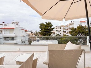 Property grounds - Sunlit Retreat near Voula Center (Voula)