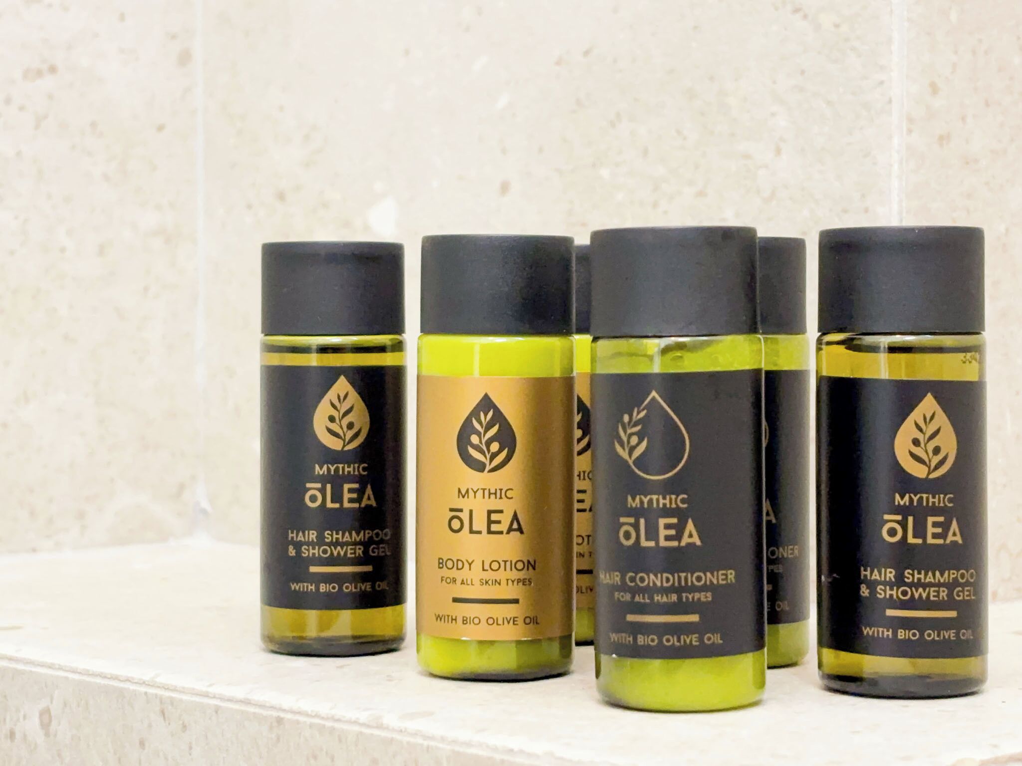 Regadera, secadora de cabello, toallas, jabón 