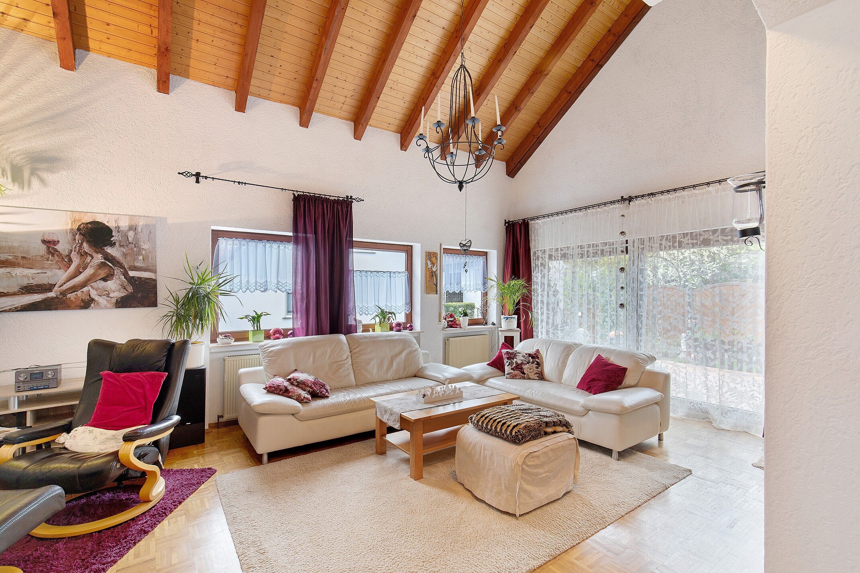 Een televisie en een open haard