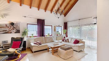 Een televisie en een open haard