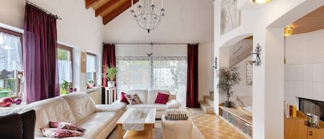 Televisión y chimenea