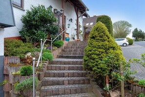 Property grounds - Holiday Home 'Haus Domblick' with Private Terrace, Shared Garden & Wi-Fi (Gückingen)