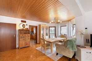 Interior - Holiday Home 'Haus Domblick' with Private Terrace, Shared Garden & Wi-Fi (Gückingen)