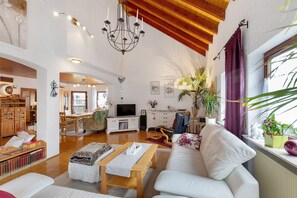 TV, fireplace - Holiday Home 'Haus Domblick' with Private Terrace, Shared Garden & Wi-Fi (Gückingen)