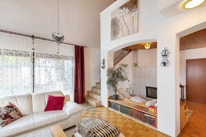 Una televisión, una chimenea, un reproductor estéreo