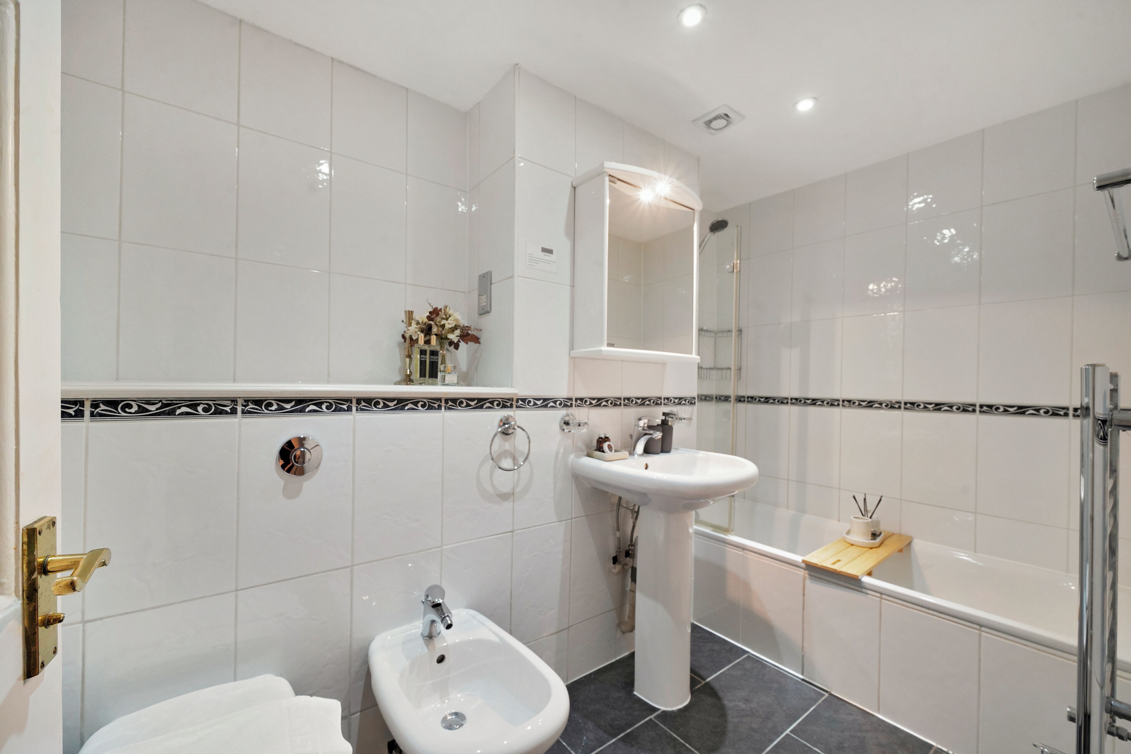 Basic Apartment | Bathroom | Towels