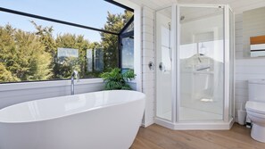 Een douche, een haardroger, handdoeken