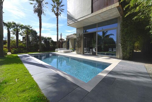 Villa de diseño con piscina, sauna, Txoko Vasco y garaje para 5 coches