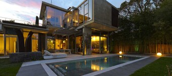 Villa de diseño con piscina, sauna, Txoko Vasco y garaje para 5 coches