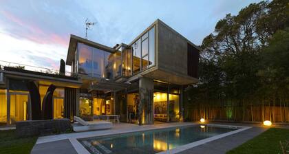 Villa de diseño con piscina, sauna, Txoko Vasco y garaje para 5 coches