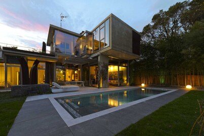 Villa de diseño con piscina, sauna, Txoko Vasco y garaje para 5 coches