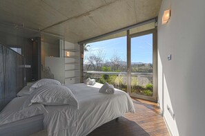 4 habitaciones, escritorio y tabla de planchar con plancha 