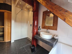 Hair dryer - Enjoy luxury and private wellness in an attractive apartment with authentic farmhouse elements. Perfect for a relaxing vacation with friends, family or your partner. With a view of nature and luxury facilities such as a steam cabin and whirlpool bath (Oudesluis)