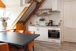 Kylskåp, spishäll, kaffe- och tebryggare och barnstol