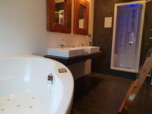 Bathroom - “Enjoy ultimate relaxation in this apartment with private wellness center, steam cabin and whirlpool. Discover the comfort of an authentic farmhouse, with delicious fresh bread every day, near the beach of Callantsoog . (Oudesluis)