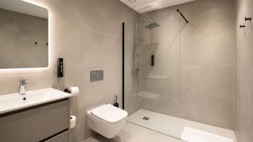 Comfort appartement, 1 queensize bed met slaapbank, niet-roken | Badkamer | Een douche, een haardroger, handdoeken, zeep