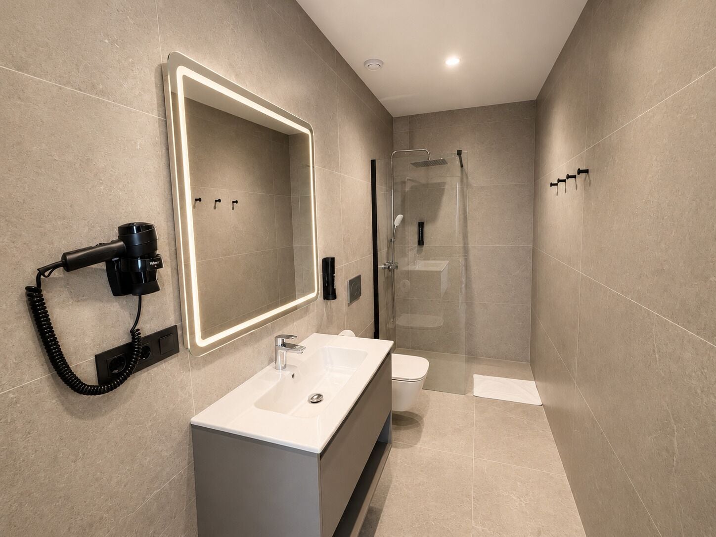 Deluxe penthouse, uitzicht op zee | Badkamer | Een douche, een haardroger, handdoeken, zeep