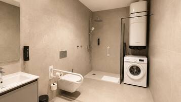 Apartemen Comfort, difabel mobilitas, lantai dasar | Kamar mandi | Shower, pengering rambut, handuk, dan sabun