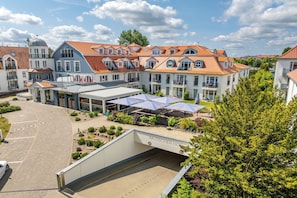A hotel with a central courtyard, outdoor seating, and a covered area. - Baltischer Hof apartment 47 (Osteebad Boltenhagen)