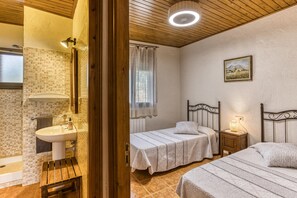 2 habitaciones, tabla de planchar con plancha, wifi y ropa de cama 